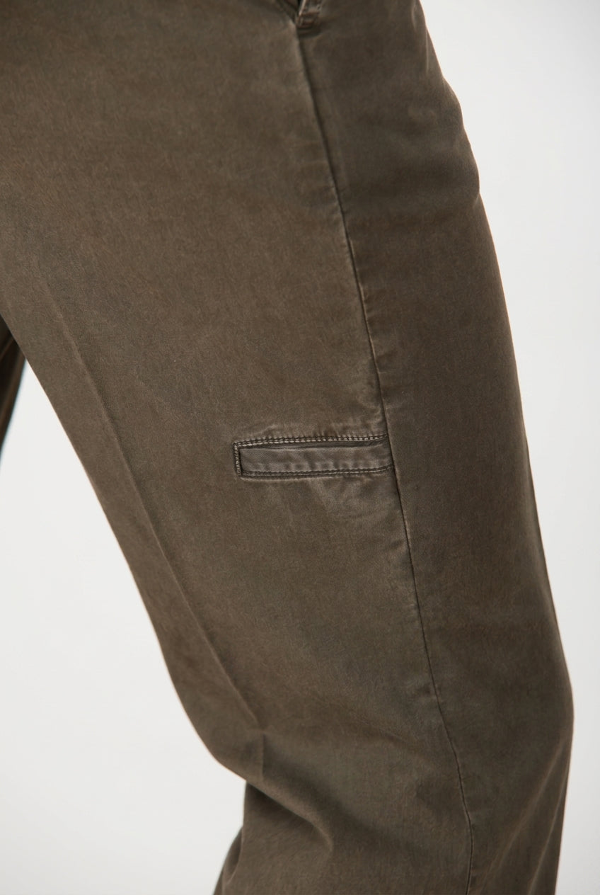 Madison M74 pantalón chino hombre en twill ligero stretch carrot fit