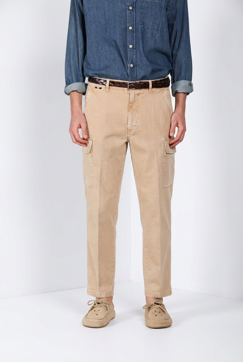 Pantalone cargo uomo Chile M74 Mason's kaki in panama fiammata relaxed fit, vista frontale su modello SS26