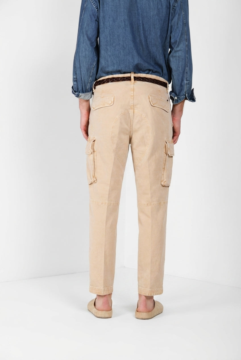 Pantalone cargo uomo Chile M74 Mason's kaki in panama fiammata relaxed fit, vista laterale su modello SS26