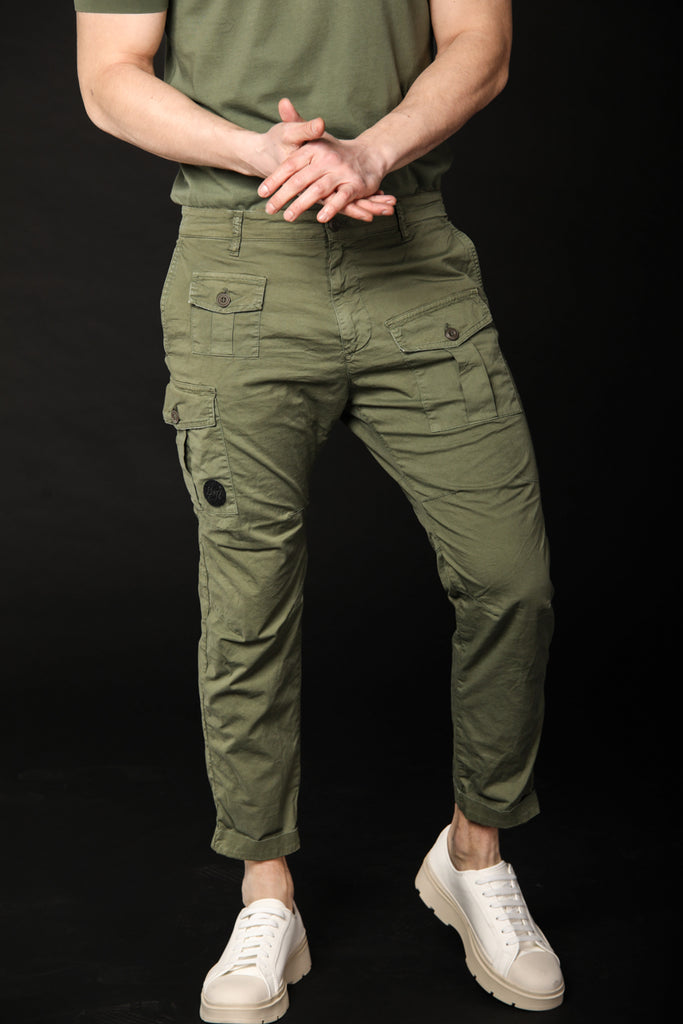 immagine 2 di pantalone cargo uomo modello George Coolpocket in verde fit carrot di Mason's