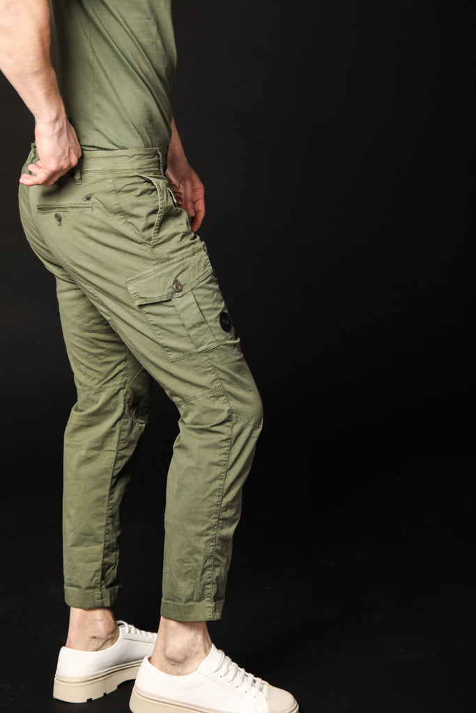 immagine 5 di pantalone cargo uomo modello George Coolpocket in verde fit carrot di Mason's