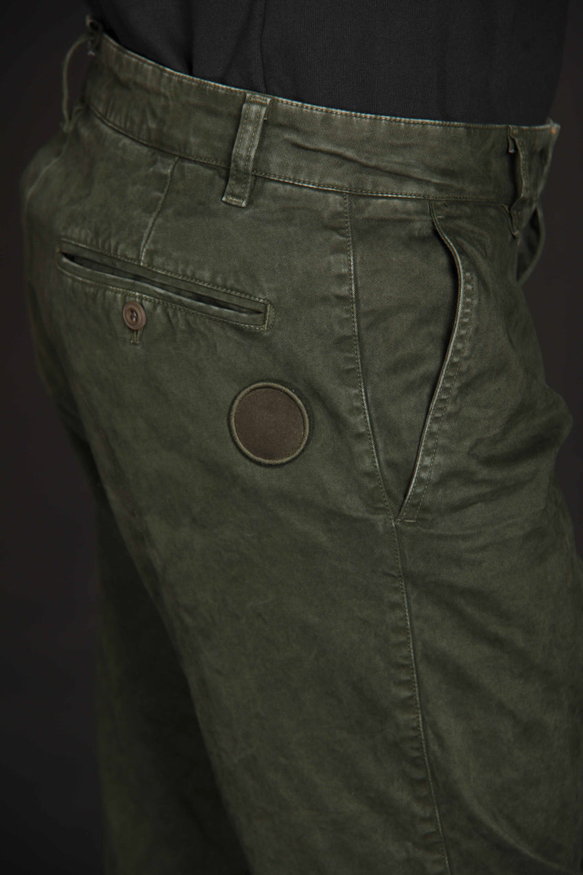 immagine 4 di pantalone chino uomo modello John Coolchinos in verde fit carrot di Mason's