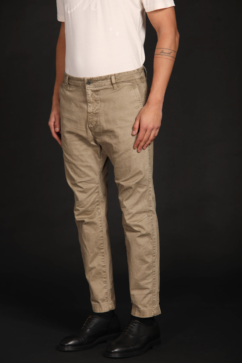 immagine 3 di pantalone chino uomo modello John Coolchinos di colore kaki fit carrot di Mason's