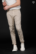 John Coolkhinos pantalone chino uomo in raso stretch logo edition carrot fit ①