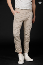 John Coolkhinos pantalone chino uomo in raso stretch logo edition carrot fit ①