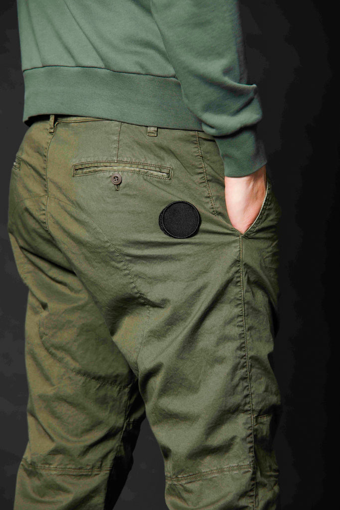 immagine 3 di pantalone chino uomo in twill stretch limited edition modello John Coolkhinos colore verde carrot fit di Mason's 