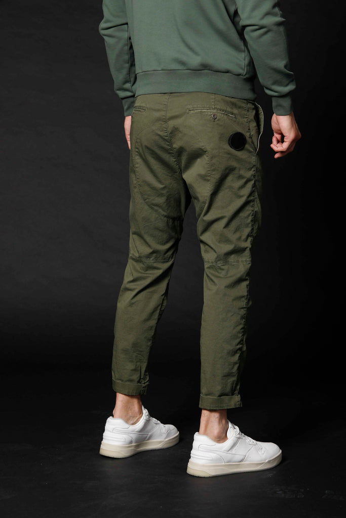 immagine 2 di pantalone chino uomo in twill stretch limited edition modello John Coolkhinos colore verde carrot fit di Mason's 
