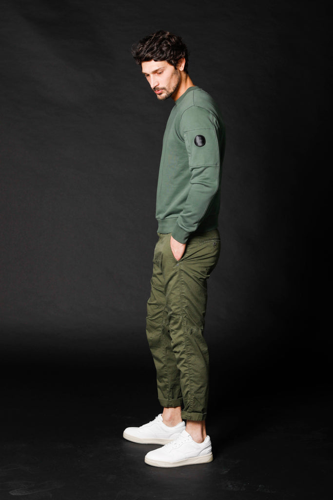 immagine 4 di pantalone chino uomo in twill stretch limited edition modello John Coolkhinos colore verde carrot fit di Mason's 