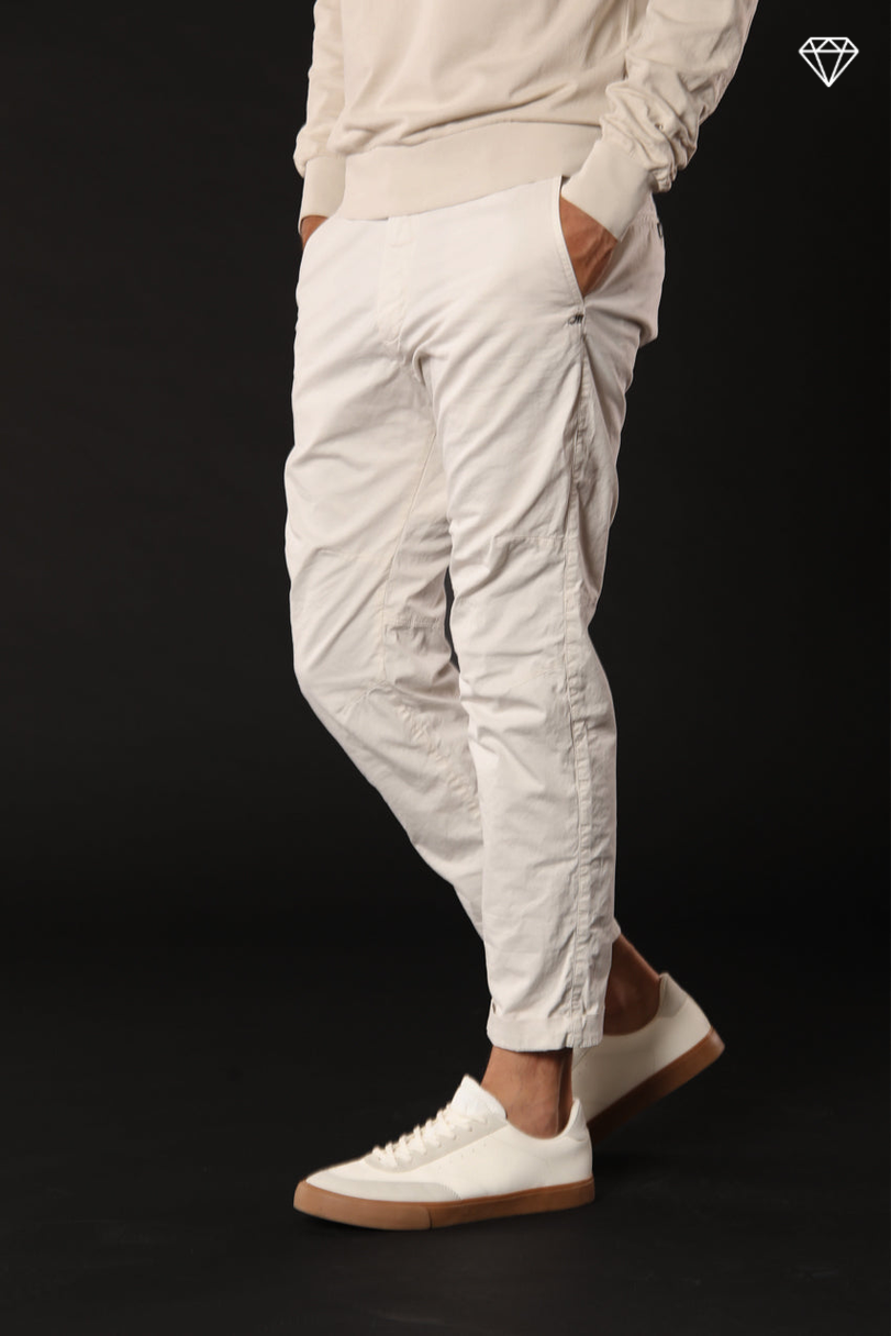 John Coolkhinos pantalone chino uomo in raso stretch logo edition carrot fit ①