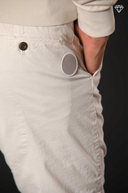 John Coolkhinos pantalone chino uomo in raso stretch logo edition carrot fit ①