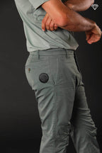 John Coolkhinos pantalone chino uomo in raso stretch logo edition carrot fit ①