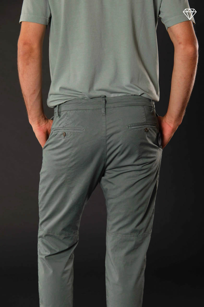 John Coolkhinos pantalone chino uomo in raso stretch logo edition carrot fit ①