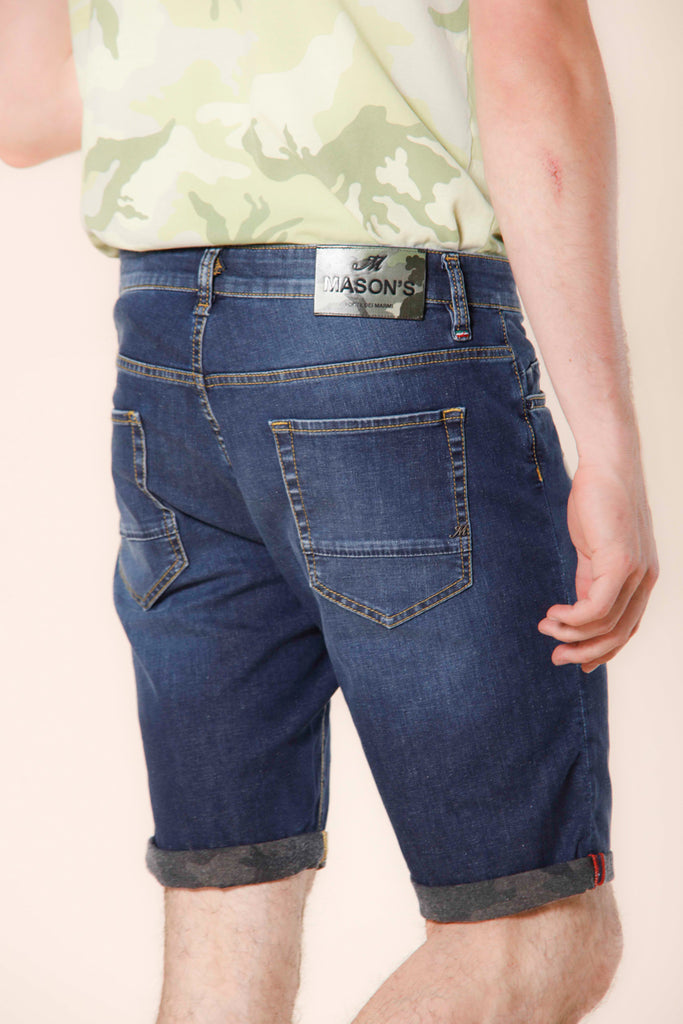 immagine 2 di pantalone bermuda uomo  5 tasche in denim con dettagli camouflage modello Harris colore blu slim fit di Mason's