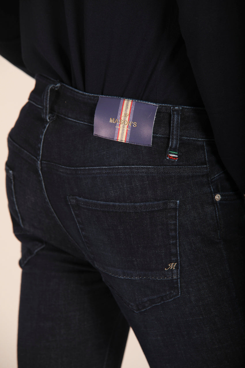 immagine 4 di pantalone chino uomo in denim modello Harris a 5 tasche, colore blu navy, fit slim di Mason's