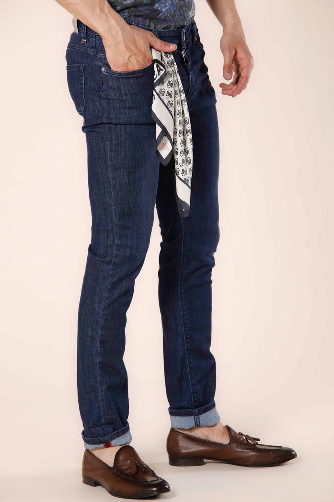 immagine 3 di pantalone uomo 5 tasche  denim stretch modello harris colore blu navy slim fit di mason's