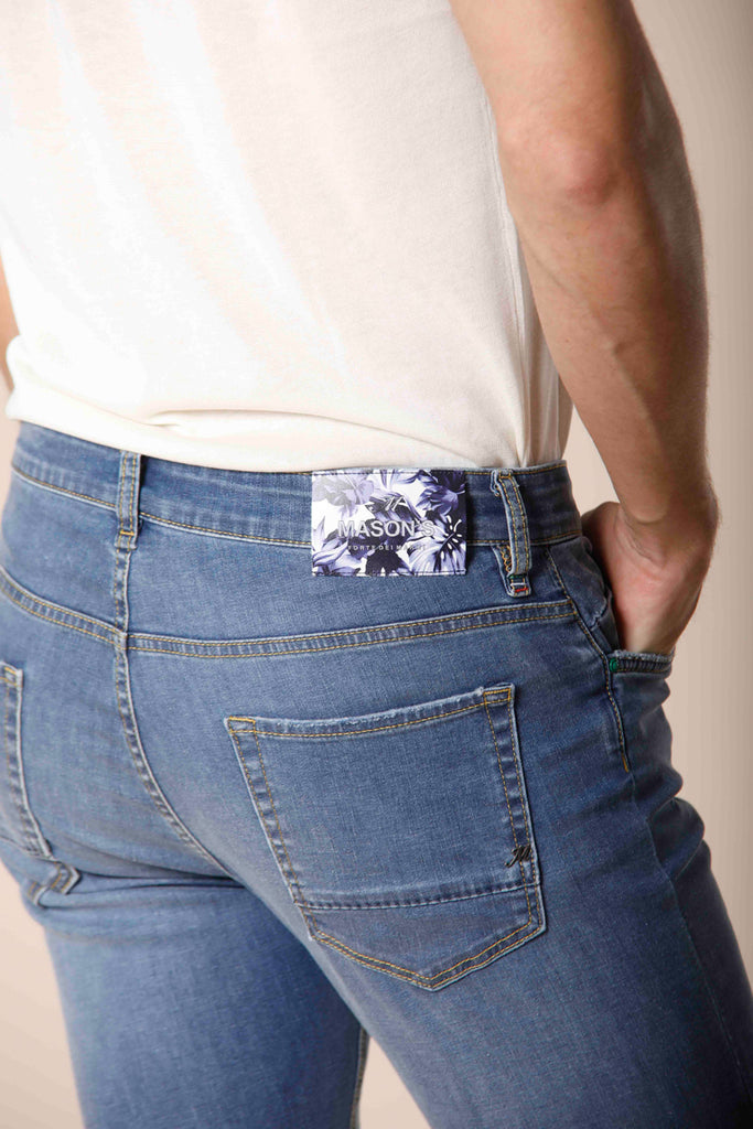 immagine 2 di pantalone uomo denim stretch pattern fiori hawaii modello harris 5 tasche colore blu navy slim fit di Mason's