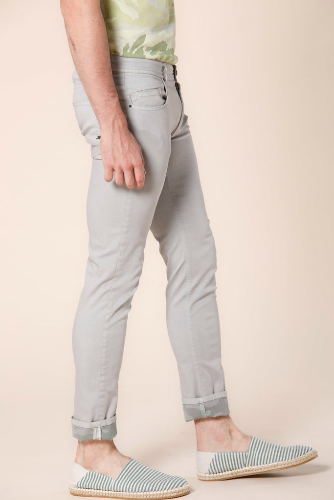 immagine 4 di pantalone uomo in gabardina con pattern camouflage colore grigio slim fit di Mason's 