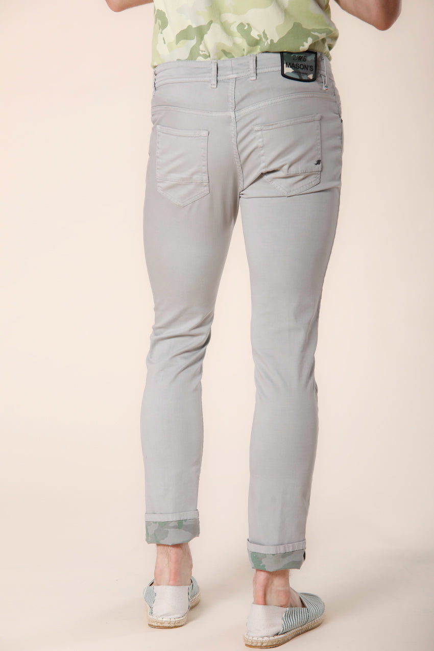 immagine 3 di pantalone uomo in gabardina con pattern camouflage colore grigio slim fit di Mason's