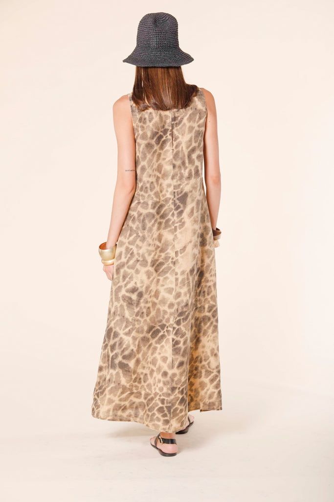 immagine 4 di abito lungo da donna in lino smanicato con pattern giraffa modello Cami Dress colore kaki scuro regular di Mason's 