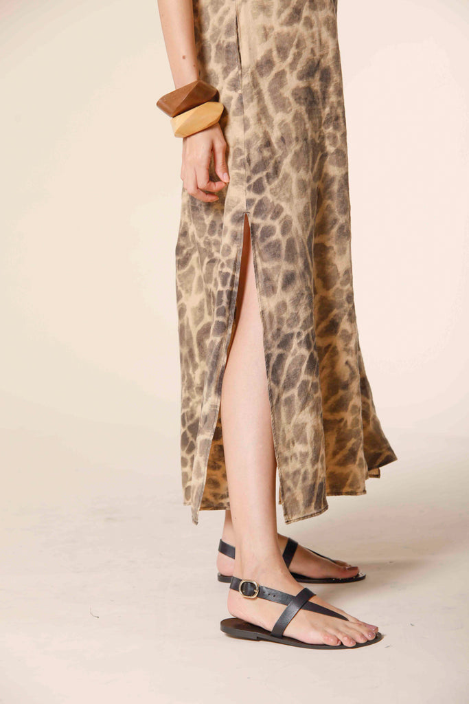 immagine 2 di abito lungo da donna in lino smanicato con pattern giraffa modello Cami Dress colore kaki scuro regular di Mason's 