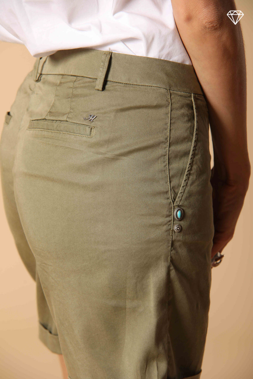 Immagine 2 di bermuda chino donna in gabardine con borchie modello Jaqueline Curvie curvy fit