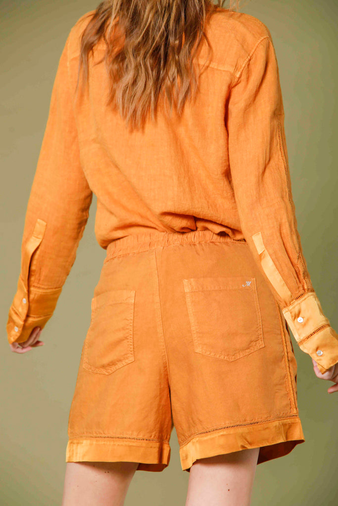 immagine 5 di bermuda chino donna in tencel e lino modello Linda Jogger colore arancio relaxed fit di Mason's 