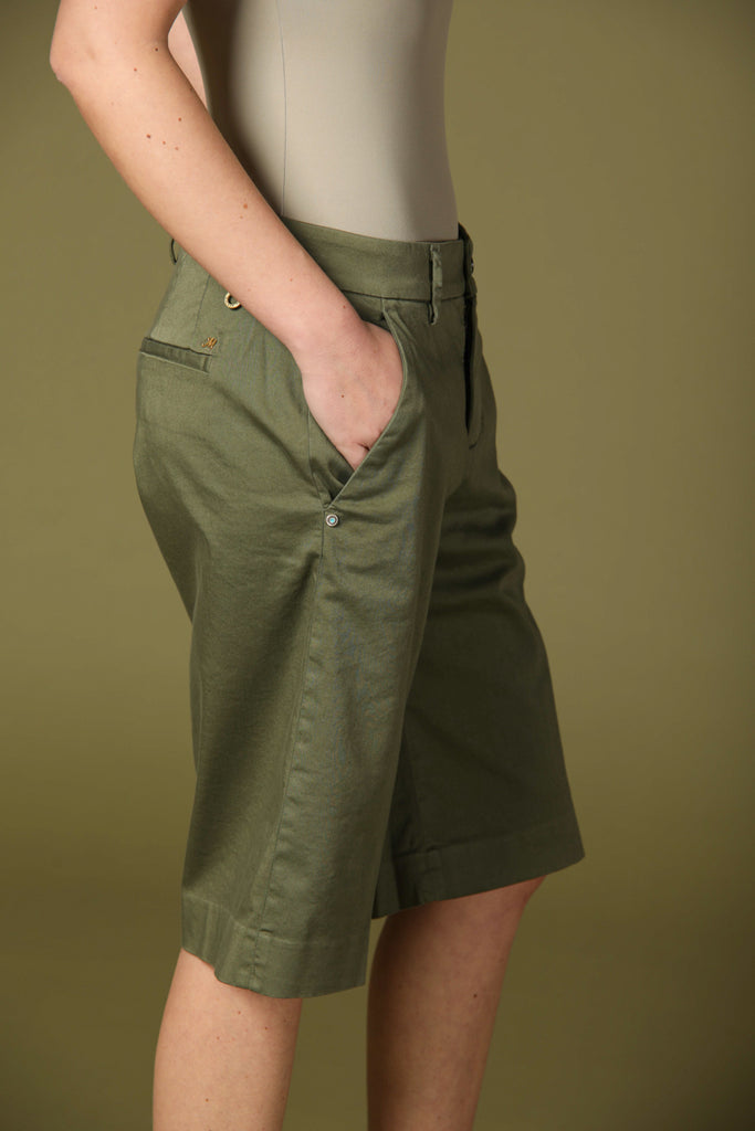 immagine 2 di bermuda chino donna modello new york colore verde regular fit di Mason's