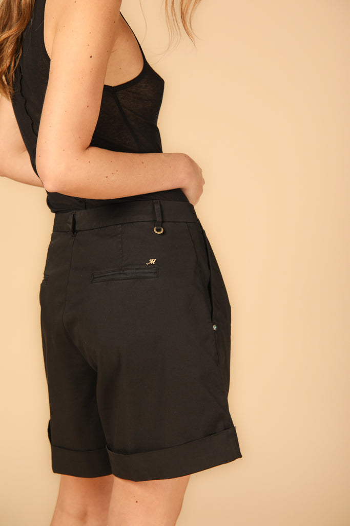 immagine 4 di bermuda chino donna modello new york pinces colore nero relaxed fit