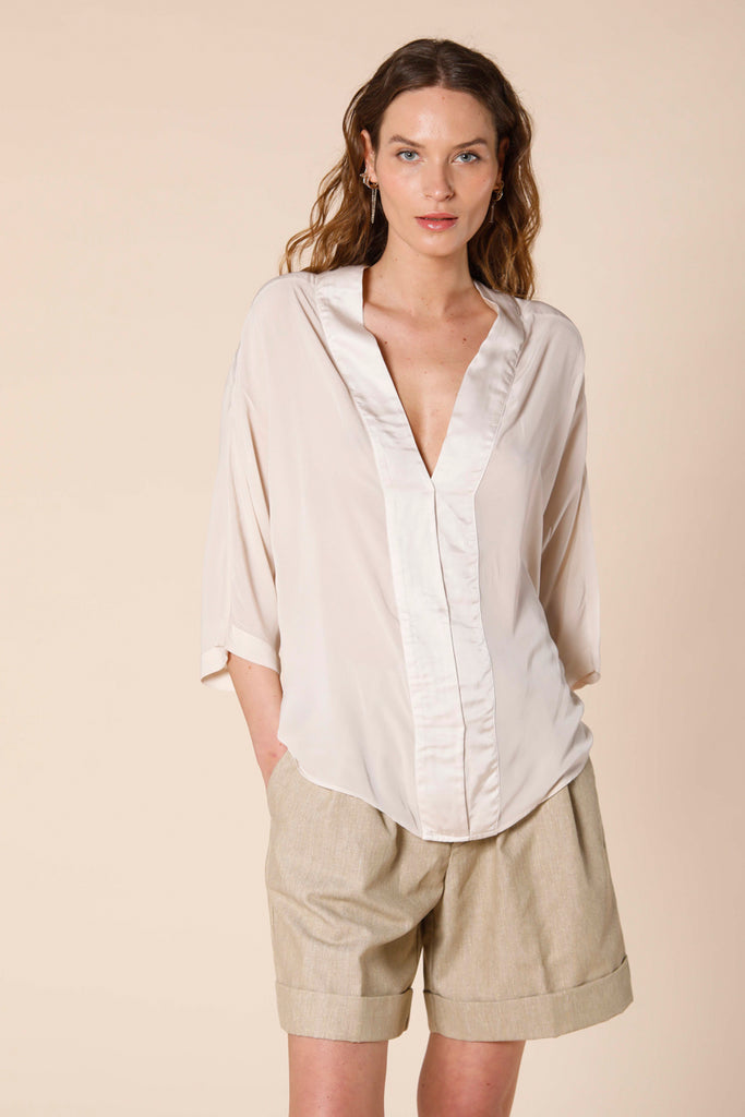 immagine 4 di camicia da donna in viscosa con scollo a V e manica a 3/4 modello Sandra colore stucco di Mason's 