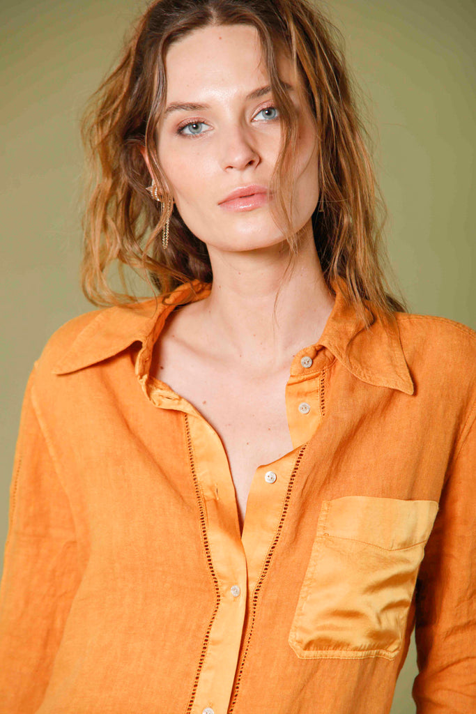 immagine 2 di camicia da donna a maniche lunghe in lino modello Nicole Patch colore arancio di mason's 