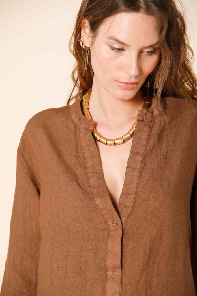 immagine 2 di camicia da donna a manica lunga in lino con scollo alla coreana modello India colore marrone bruciato di Mason's 