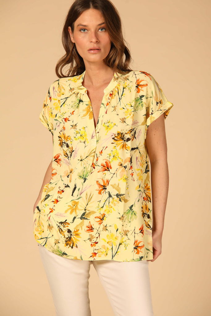 immagine 2 di camicia donna modello Adele MM colore giallino pattern fiore