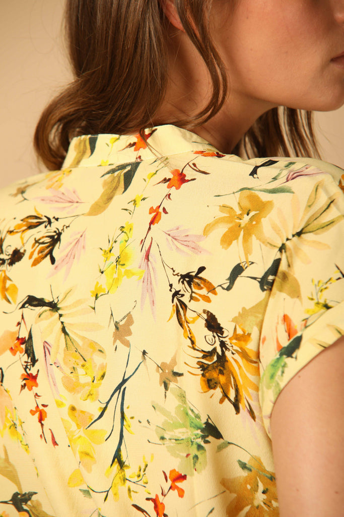 immagine 3 di camicia donna modello Adele MM colore giallino pattern fiore