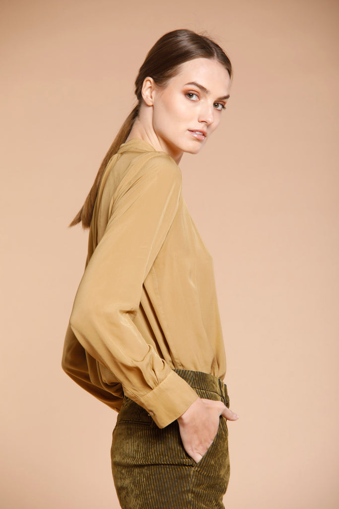 Immagine 2 di camicia da donna in viscosa color falegname con collo alla coreana modello Adele City di Mason's