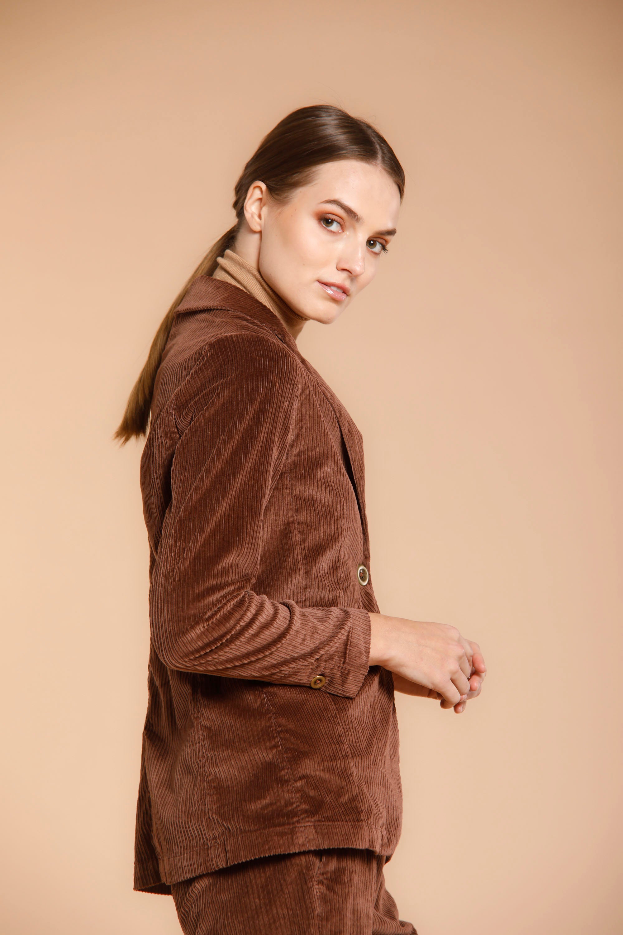 Image 4 du blazer femme en velours côtelé brique foncé modèle Helena par Mason's