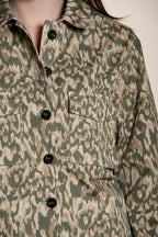 Santa Cruz chaqueta mujer en gabardina estampado camuflaje