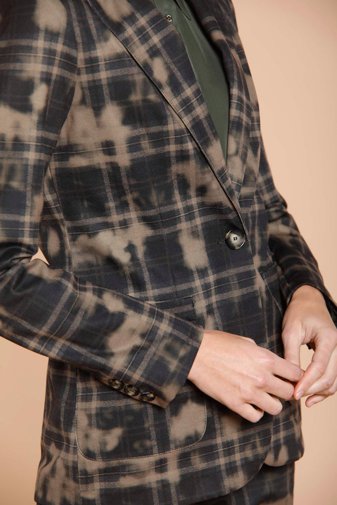 Immagine 3 di blazer da donna in jersey marrone con pattern quadro e camouflage modello Theresa di Mason's
