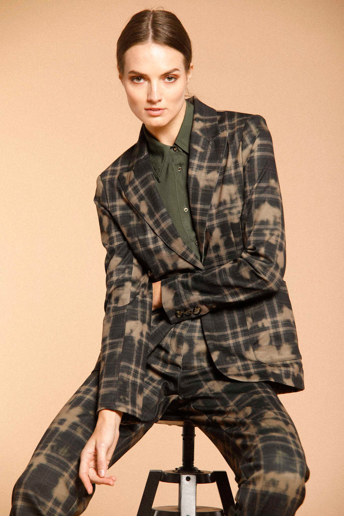 Immagine 7 di blazer da donna in jersey marrone con pattern quadro e camouflage modello Theresa di Mason's