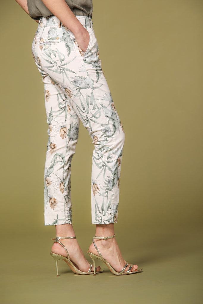immagine 4 di pantalone capri chino donna modello Jaqueline Curvie stampa floreale colore bianco fit curvy di Mason's
