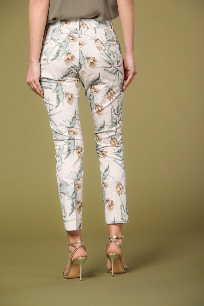 immagine 5 di pantalone capri chino donna modello Jaqueline Curvie stampa floreale colore bianco fit curvy di Mason's