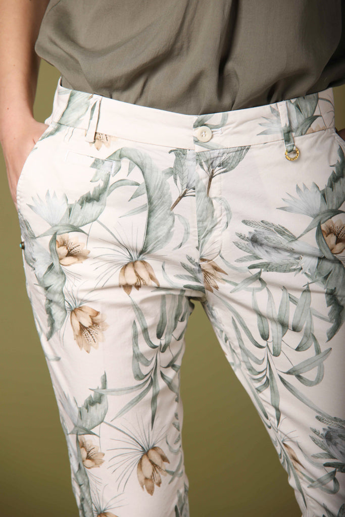 immagine 3 di pantalone capri chino donna modello Jaqueline Curvie stampa floreale colore bianco fit curvy di Mason's