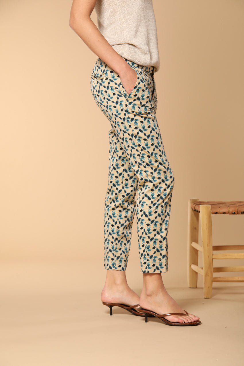 Jaqueline Curvie pantalone chino donna in raso cotone stretch con stampa foglie curvy