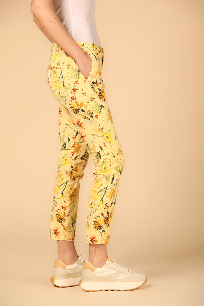 immagine 3 di pantalone capri chino donna modello Jaqueline Curvie floreale colore giallino fit curvy di Mason's