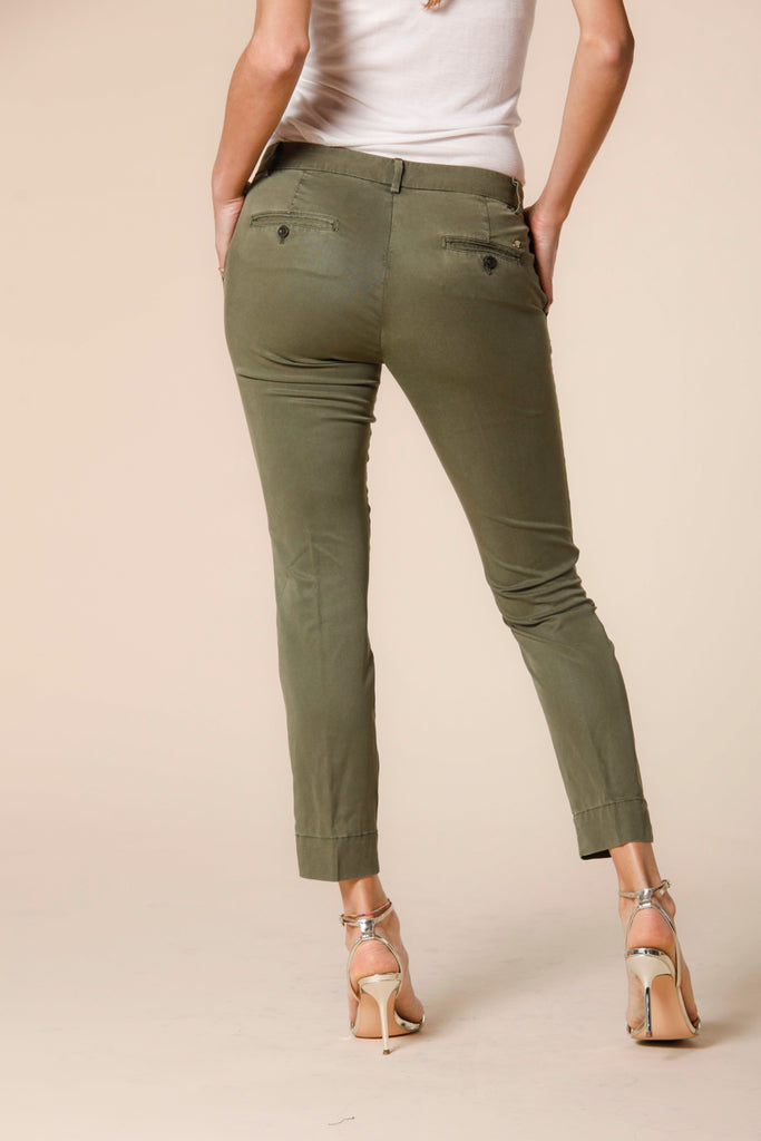 immagine 3 di pantalone chino capri donna in cotone stretch modello jaqueline curvie colore verde curvy fit di Mason's