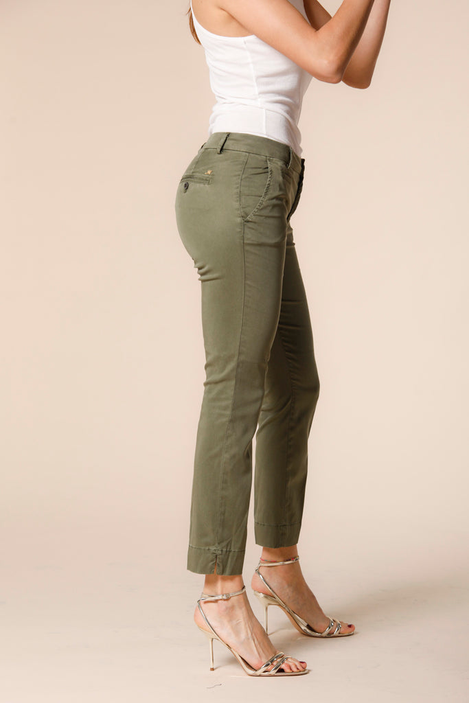 immagine 4 di pantalone chino capri donna in cotone stretch modello jaqueline curvie colore verde curvy fit di Mason's