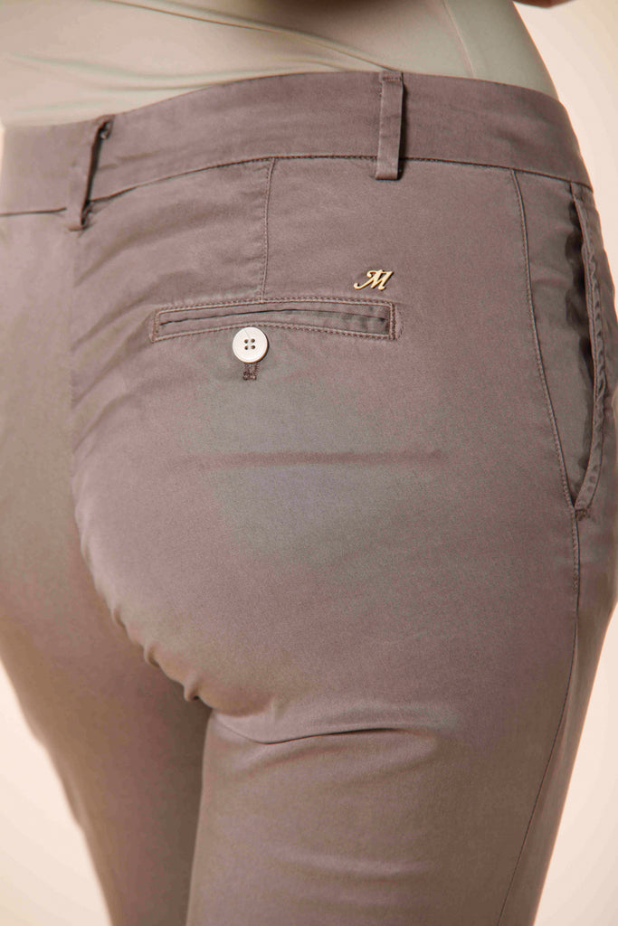 immagine 2 di pantalone chino capri donna in cotone stretch modello jaqueline curvie colore marroncino curvy fit di Mason's