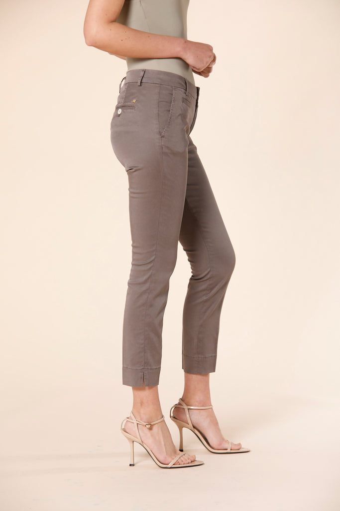 immagine 3 di pantalone chino capri donna in cotone stretch modello jaqueline curvie colore marroncino curvy fit di Mason's