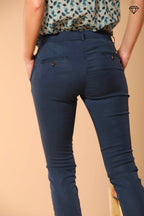 Immagine 2 di pantalone chino donna in twill modello Jaqueline Curvie curvy fit