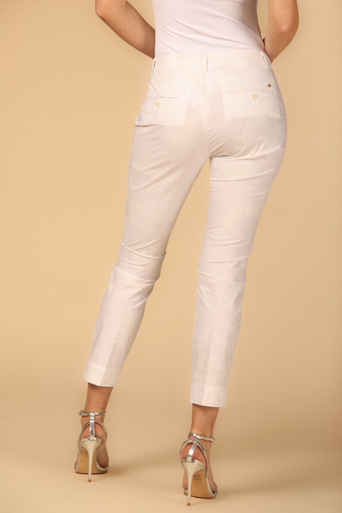 immagine 4 di pantaloni capri chino donna modello Jaqueline Curvie camouflage colore bianco fit curvy di Mason's