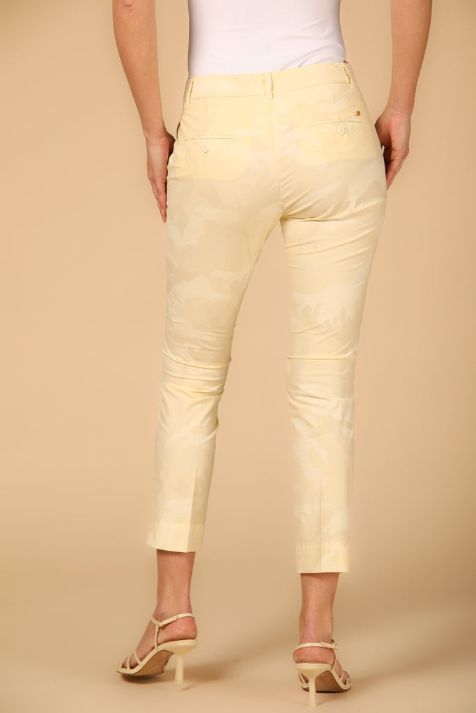 immagine 4 di pantaloni capri chino donna modello Jaqueline Curvie camouflage colore giallo fit curvy di Mason's